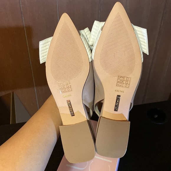 LOUISE et Cie flat shoes with white bow. Vince Camuto. Size 6 - Picture 5 of 6